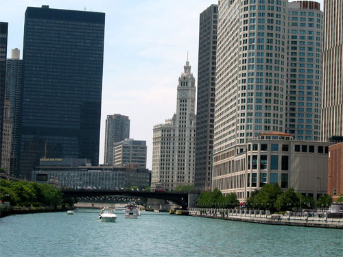 Chicago River looking towards Michigan Avenue Bridge