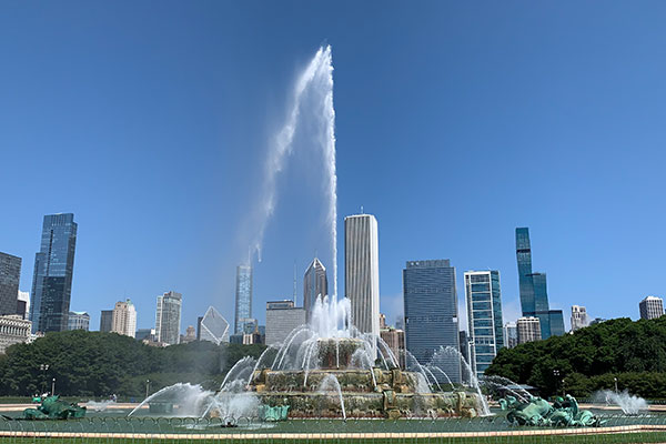 Buckingham Fountain in early afternoon