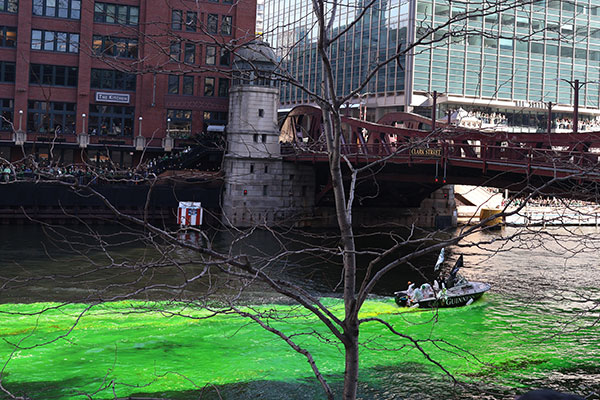 People on boat dyeing the Chicago River green
