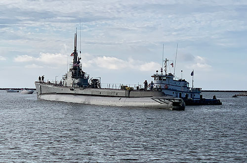 USS COD and tugbat