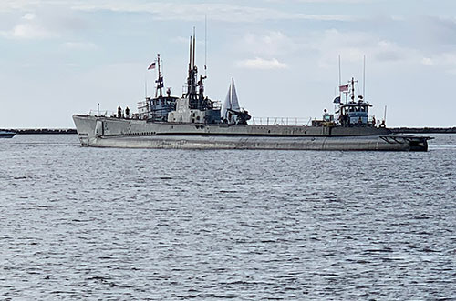 Tugboat pushes USS Cod