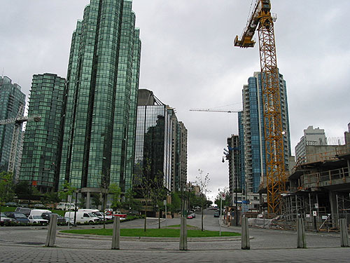 Construction crane with skyline