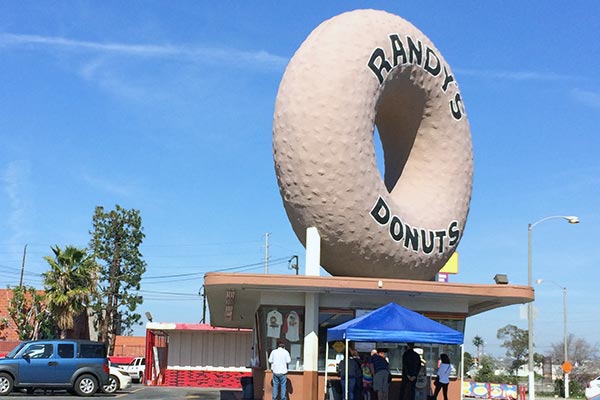 Giant donut sculpture on the roof of Randy's Donuts