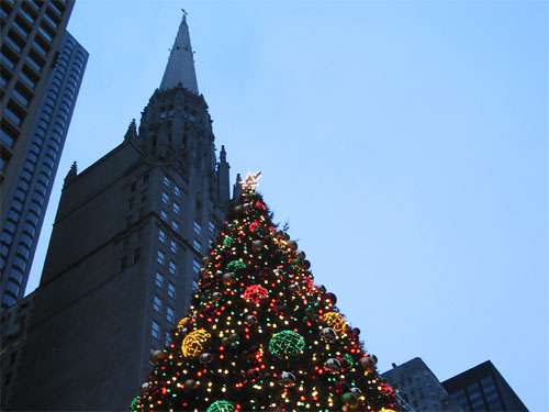 Christkindlmarket at Daley Plaza with Christmas tree and tall building in background