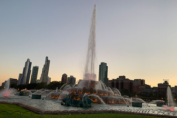 Buckingham Fountain with skyline in background