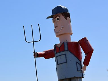 Statue with pitchfork - Tin Family