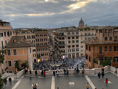 People on balcony overlooking the Spanish Steps