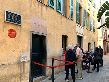 People in front of the birthplace of Napoleon Bonaparte