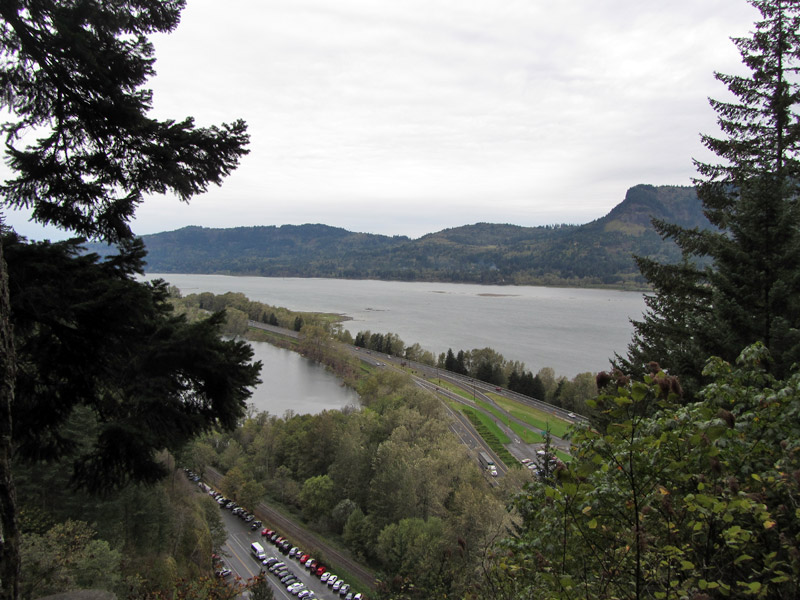 River and highway near Multnomah Falls