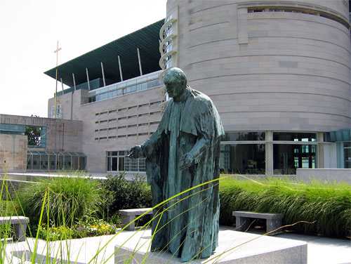 Statue of Pope John Paul 2